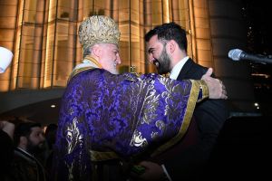 Ελπιδοφόρος: Αφού ευλόγησε τον Τραμπ, κηρύσσει την Ειρήνη με τον Μαμντάνι