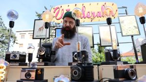 Dai dipinti col caffè alle lampade di libri: a Trieste Barbacan Produce mescola fantasia e riciclo