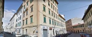 Livorno, cade dalle scale di un palazzo in via Mentana: risarcimento di ottomila euro