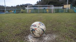 Choc alla partita di calcio: discute con l’avversario e gli dà un pugno in faccia