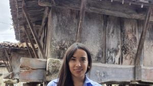 Irene Muñiz, la geógrafa candasina que lleva tres años documentando los mejores hórreos y paneras de Asturias: 