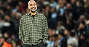 O figurino de Pep Guardiola que tem atraído comentário nos estádios