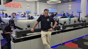 Volver de la Luna rebotando como una piedra en el agua: así fue el regreso de “Artemis 2” contado por el ingeniero ovetense en el control de misión