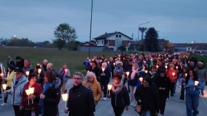 In 300 alla fiaccolata per Don Mario Viano: «Nulla può cancellare quanto ha fatto di buono»