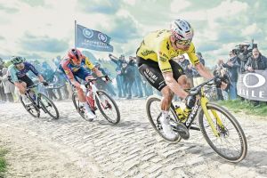 Paris-Roubaix : Wout van Aert gagne la course au nez et à la barbichette de Tadej Pogacar