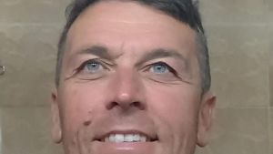 Pestato dal branco, muore