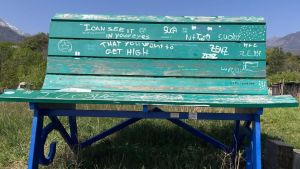 Vandali con lo spray a Montebuono, non si salva la panchina gigante