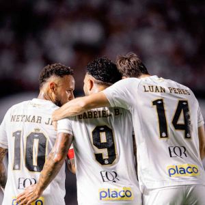 Os caras ganham milhões e desconhecem a regra do futebol