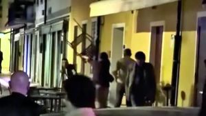 Litigano per un cane e scatta la rissa: volano sedie in piazza a Monselice