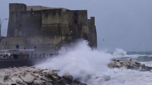 Vento forte a Napoli, allerta meteo: chiusi parchi e cimiteri