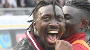 Dal tormento all’estasi. Le bandiere al vento e l’omaggio a Morosini nella partita del riscatto