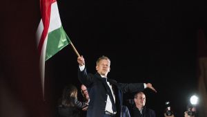 Magyar destrona al ultranacionalista Orbán en Hungría: las 5 claves de una victoria crucial para Europa