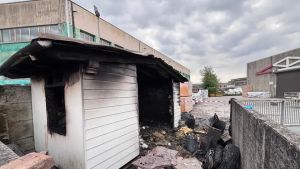 Litiga con il datore di lavoro e dà fuoco all’azienda