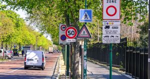 Automobilistes précaires contre qualité de l’air : 5 graphiques pour comprendre les effets des ZFE