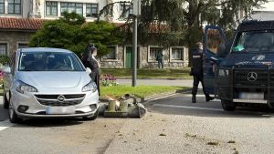 Susto en Oviedo: un conductor pierde el control de su vehículo en plaza de Castilla y se lleva un semáforo que colisiona con el coche de unas monjas