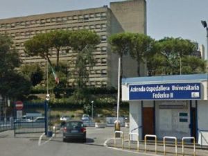 La protesta di 335 medici universitari del Policlinico Federico II: «Siamo stanchi, 26 ore di assistenza per meno di 200 euro»