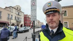 Zona pedonale in Corso del Popolo a Chioggia, il comandante dei vigili: 