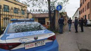 Cerca di sgozzare il cane in casa: «Devo farlo per salvare il mondo»