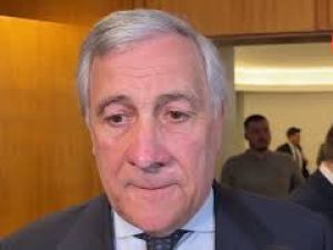 Tajani in Libano: Ci auguriamo che Iran non costruisca la bomba atomica