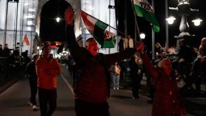 Budapest si è svegliata. Immagini e suoni dalla festa per la vittoria di Magyar