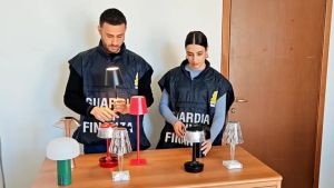 Vendevano lampade e sedie di design contraffatte e importate dalla Cina: 14 denunce