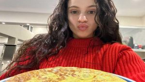 Rosalía se cuela en la cocina: lo que come, lo que bebe y lo que pone de moda