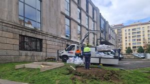 La mudanza de la Universidad de Oviedo a Minas comienza con polémica: exprofesores y exalumnos critican la retirada de dos monolitos de la antigua escuela