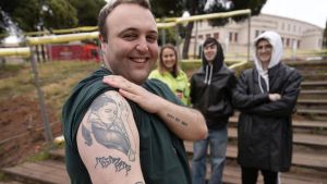 Fans de Rosalía hacen cola desde primera hora en el Sant Jordi: 