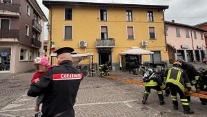 Incendio a Castrezzato, mamma mette in salvo le figlie calandole dalla finestra. Lei poi cade sul tendone di un bar