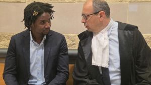 Louis in aula: “Manuela mi cercava in garage per i soldi”. Colpo di scena: Barzan a processo