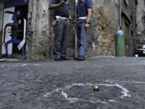 Spari nella notte ai Quartieri Spagnoli: trovati 11 bossoli