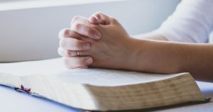 L'abuso simbolico della fede piegata a usi strumentali