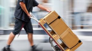 Napoli, «cercasi commesso full time a 3 euro l'ora, contratto a part-time solo a chi è 