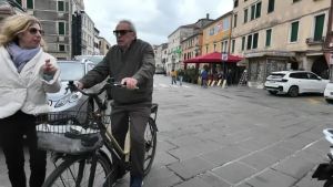 Primo giorno di zona pedonale in Corso del Popolo a Chioggia, ecco cosa ne pensano i ciclisti