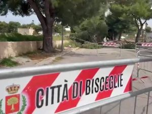 Allerta vento in Puglia, morti una 12enne e un operaio: le immagini dai luoghi degli incidenti
