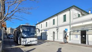 Sesso di giorno nei giardini davanti alla stazione: multa da 10 mila euro