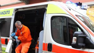 Tragedia sul lavoro a Modena: muore a 54 anni schiacciato tra un’auto e un camion