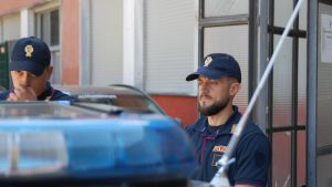 Paziente si spara al Sant’Anna: la lunga malattia, il colpo di pistola in camera e l’operazione per salvarla