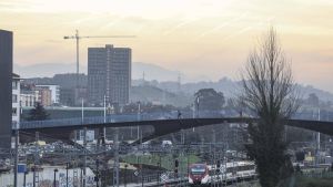 Asaltan con cuchillo y bisturí a un hombre en Gijón para robarle comida, móvil y medicinas