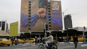 Trump punta alle casse del regime. Oltre lo Stretto ci sono nuovi contatti con Teheran