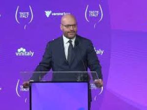 Lorenzo Fontana a Vinitaly: Da Verona un appello al mondo per la pace e la diplomazia