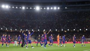 Los que saltaron a pegar se molestan por un cántico