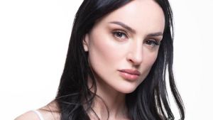 Arisa: “Nella solitudine divento mostruosa e mi dico che non valgo niente. Poi bastano due occhi luminosi e passa tutto”