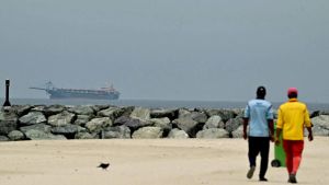 Gli Usa blindano Hormuz, quindici navi bloccano il traffico. L’Iran: “Rimpiangerete questi prezzi”. Trump: “Teheran ci ha chiamato, vuole negoziare”