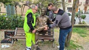 Statua di Francesco Nuti colpita dai vandali. Un’azienda la restaura a titolo gratuito