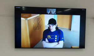 Izruval školjko, razbijal in grozil