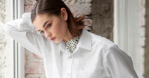 ¿Cuál es la prenda de moda que sustituye a la camisa blanca y causa obsesión por su versatilidad?