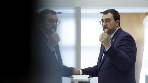 Los distintos escenarios para Barbón ante la presión por el caso Cerredo: desde enrocarse a acometer a finales de mayo una remodelación del Gobierno