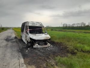 Livorno, bruciano il furgone dei giornali vicino all’interferometro Virgo