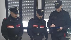 Rapina nel negozio di telefonia. Preso uno dei banditi: è minore